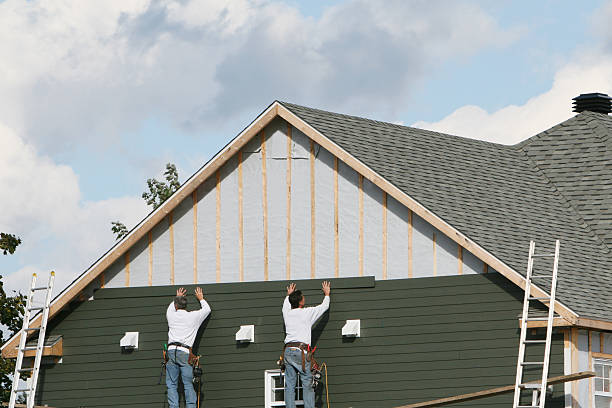 Professional Siding technician working in Englewood, FL